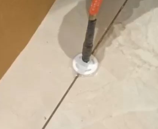 青县瓷砖空鼓维修公司专业解答瓷砖在铺贴过程中，如果没有涂抹均匀到位的粘结材料（如水泥砂浆或瓷砖胶），可能会导致以下问题