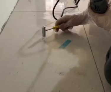 青县瓷砖开裂维修公司专业分享瓷砖在铺贴前如果没有沥干水分，将会导致以下问题